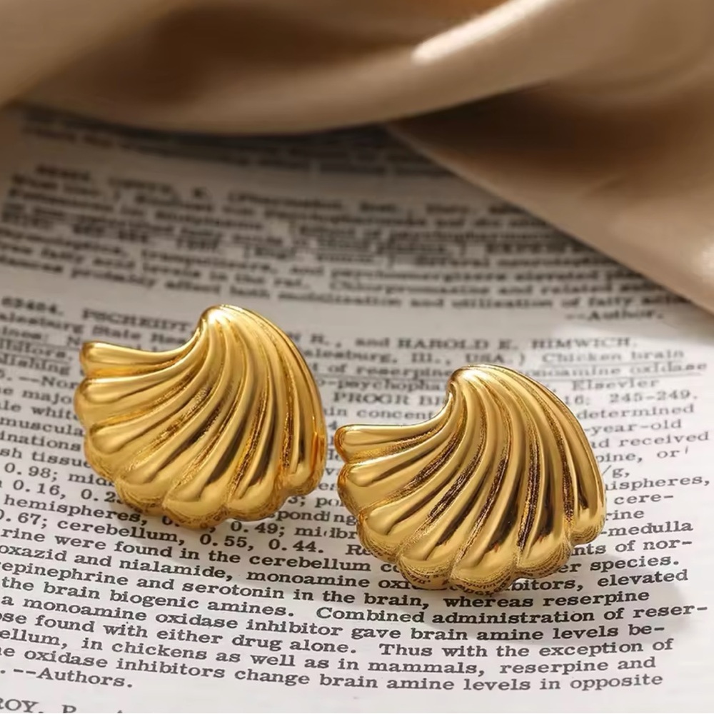 ◾️18k Gold Plated Wave Curved Shell Stud Earrings